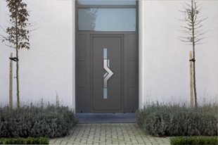 Klassieke voordeur met zijlichten