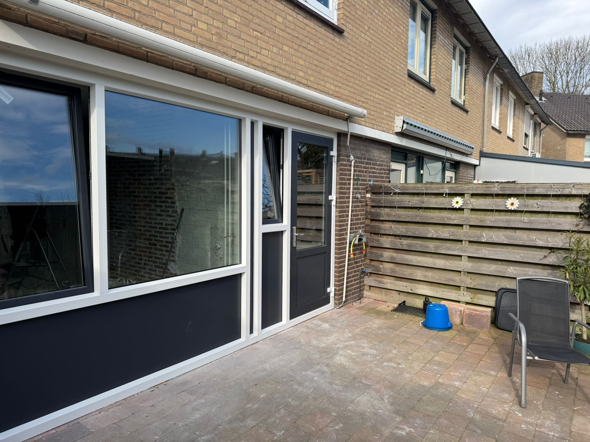 Kunststof tuindeuren op maat montage